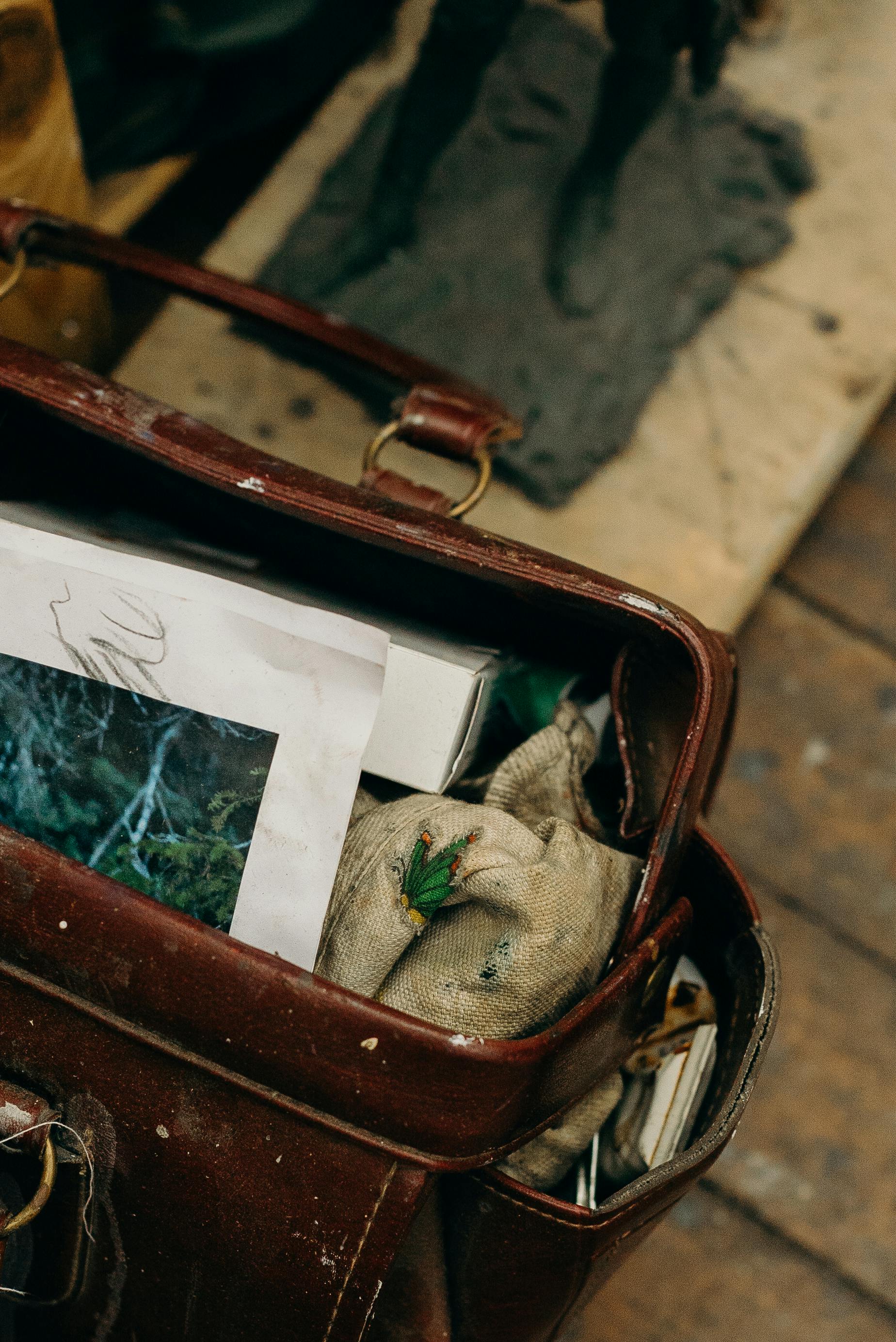 The Keeper — Messenger Bag