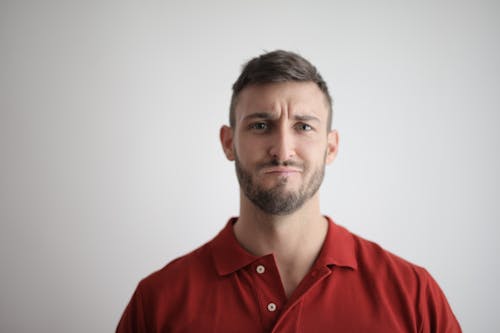 Hombre En Camisa Roja Con Botones