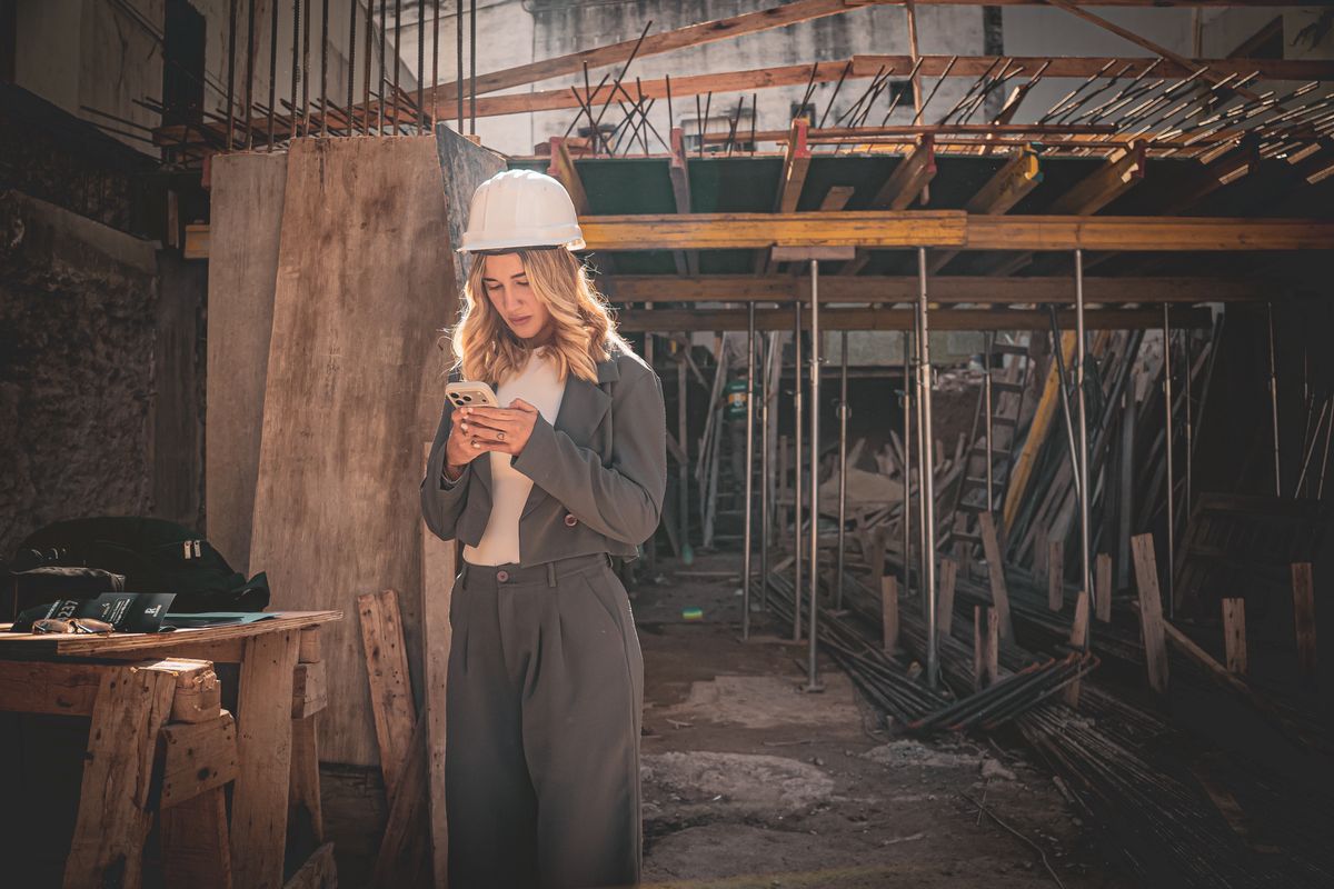 Artisan consultant son planning sur smartphone