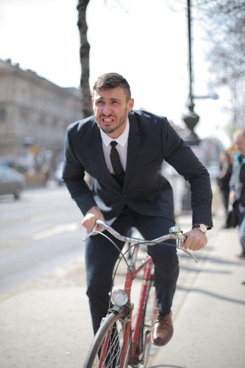 Homme En Veste De Costume Noir équitation Vélo Rouge Sur Route