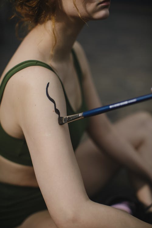 Mujer En Sujetador Verde Con Un Tatuaje De Henna