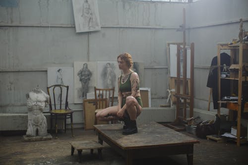 Фотография женщины, сидящей с краской для тела