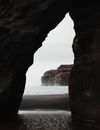 新西兰海岸环绕着洞穴的海洋悬崖令人惊叹，展现了自然美景