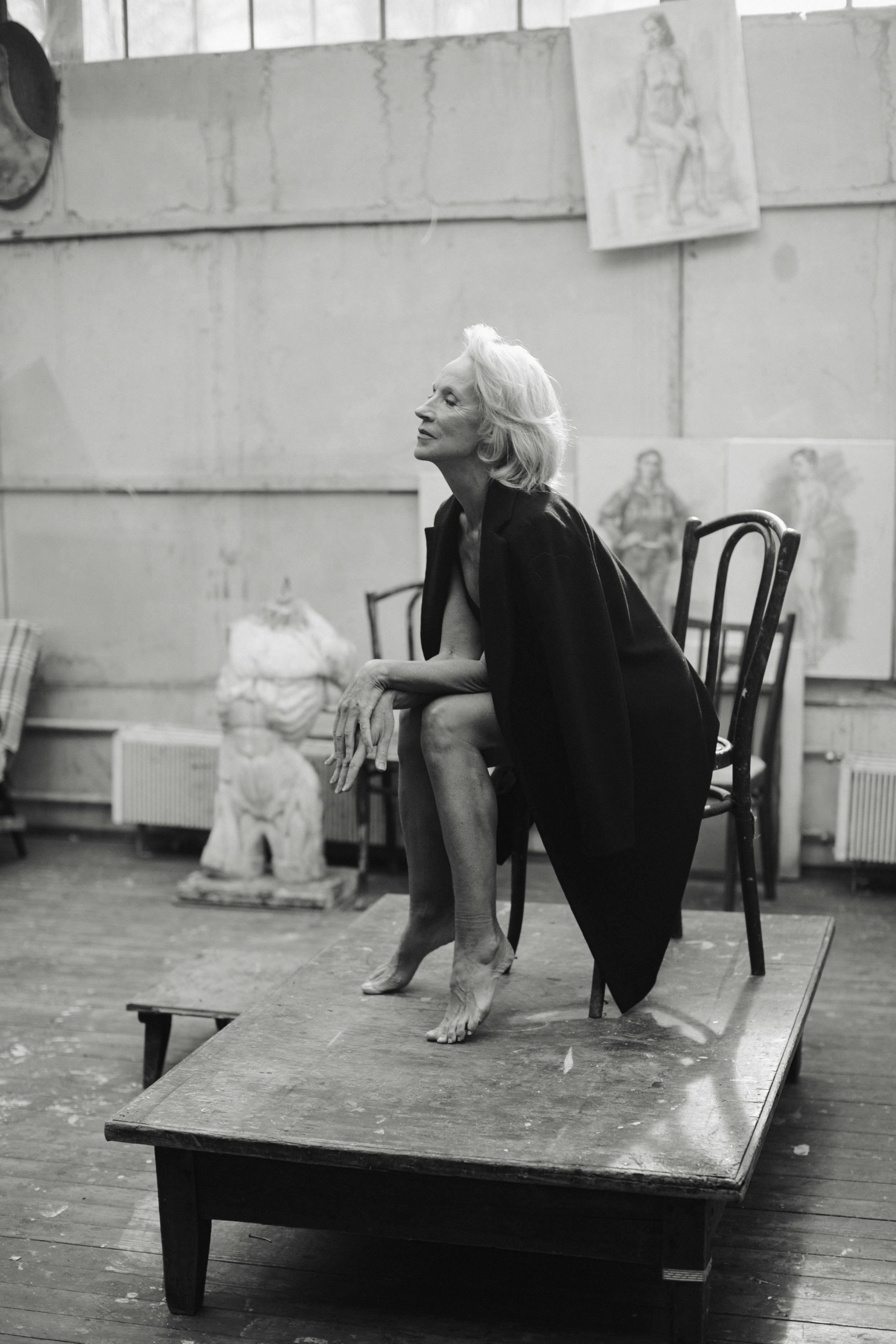 grátis Mulher De Vestido Preto Sentada Na Cadeira Preta Foto profissional