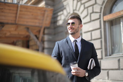 Man In Zwart Pak Met Een Kopje Koffie