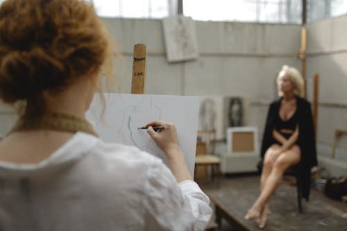 Mujer Dibujando En Cartón Blanco