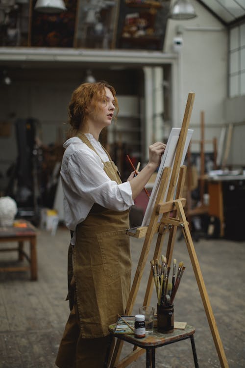 Jeune Femme En Tablier Marron, Esquisse Sur Carton Blanc