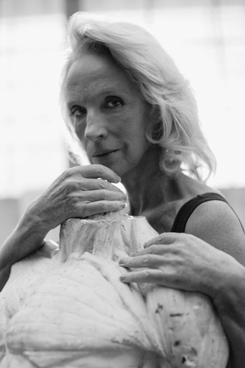 Фотография пожилой женщины в серых тонах