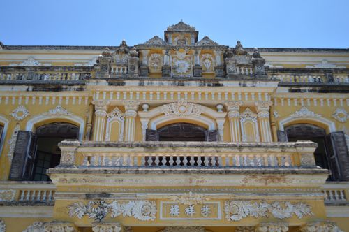 Free Close-up of an ornate colonial facade with intricate details under a clear blue sky. Stock Photo
