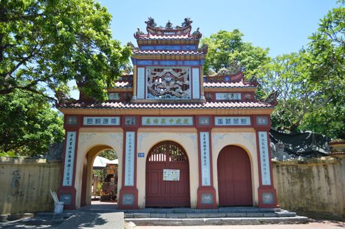 Free Intricate design of a traditional Vietnamese temple gate on a sunny day. Stock Photo