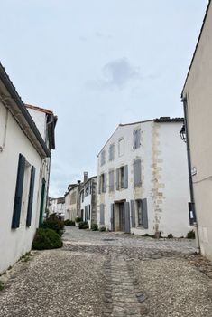 充满古典法国建筑的迷人鹅卵石街道，位于新阿基坦地区。 - 相关推荐