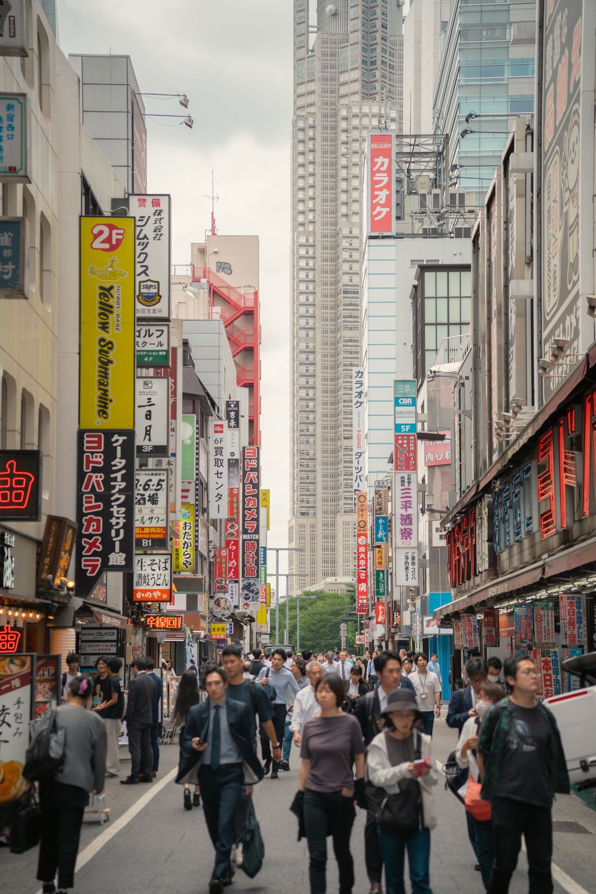 Tokyo - stradă aglomerată cu firme luminoase în Kabukicho, Shinjuku