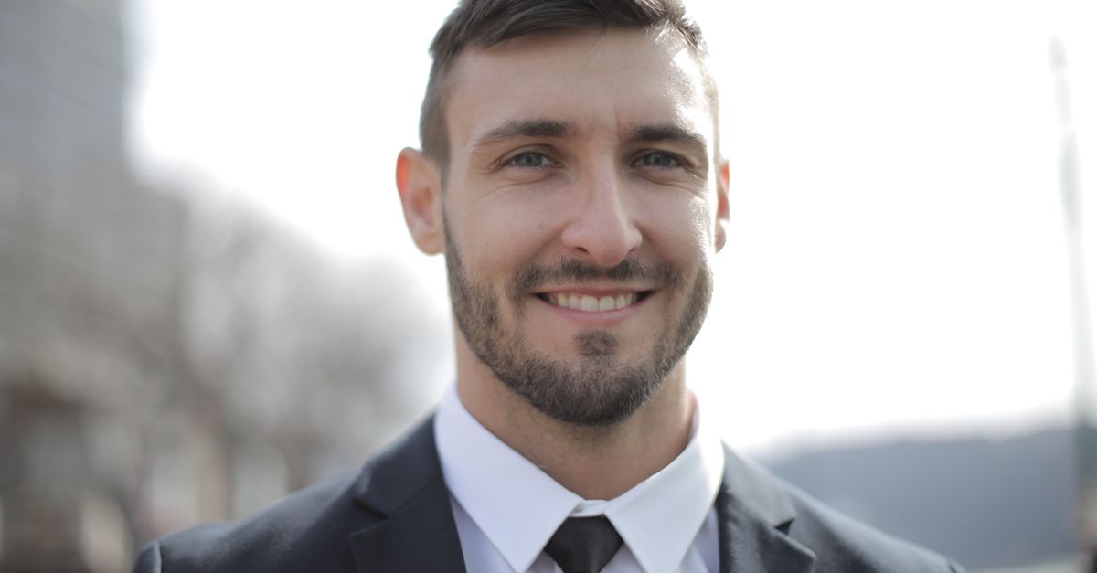 Why Your LinkedIn Profile Photo Matters More Than Your Resume