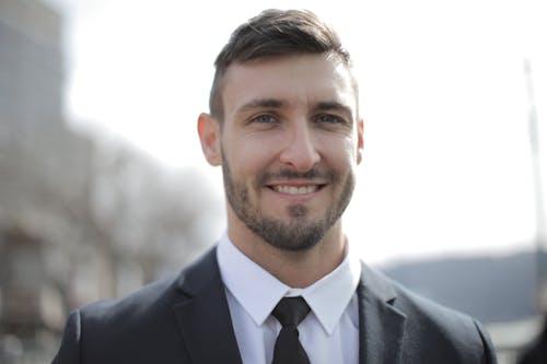 Homem de negócios sorridente ao ar livre