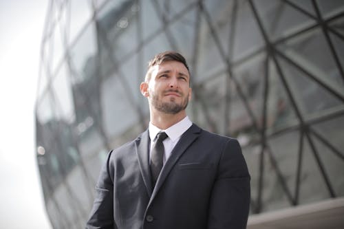 Homme En Veste De Costume Noir Debout