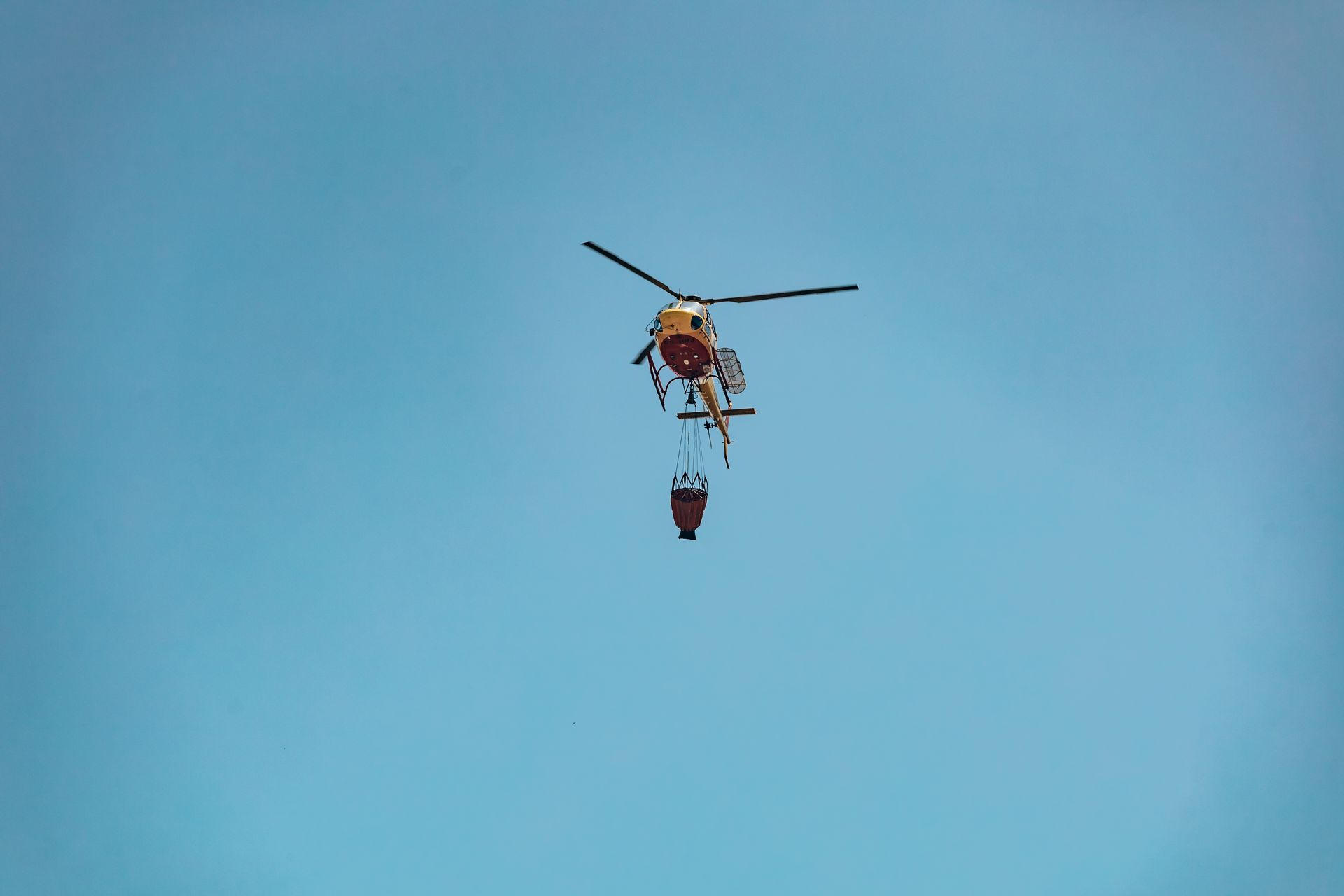 Trazas de fuego antiaéreo cruzando un cielo nocturno