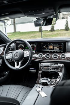 探索梅赛德斯·奔驰采用现代技术和豪华饰面的精致内饰