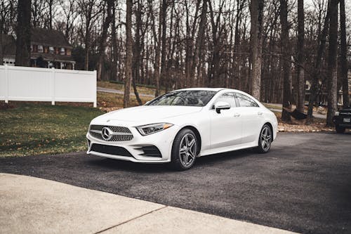 Sedan Mercedes Benz Putih Diparkir Di Trotoar