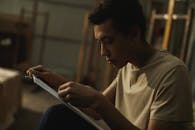 一位年轻人在室内工作空间专注于艺术创作