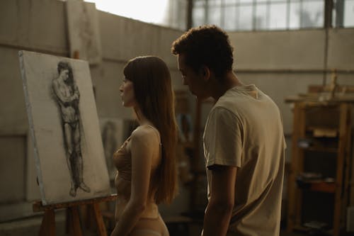 Pria Dan Wanita Memeriksa Lukisan Itu