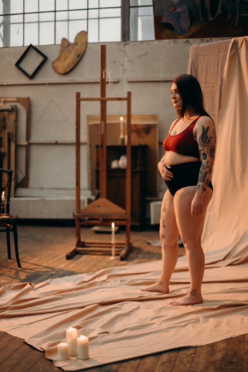 Фото женщины, стоящей с татуировкой на теле