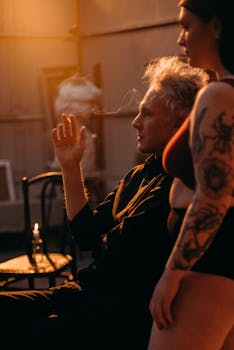 在烛光中，纹身的人分享着反思的时刻