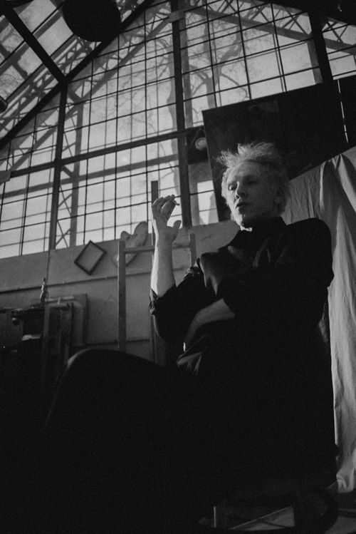 Free Expressive black and white portrait of a senior artist in a workshop setting, exuding creativity. Stock Photo