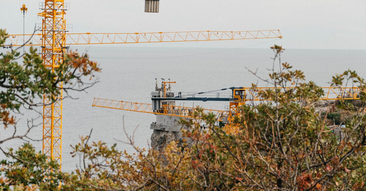 Stalled Toronto condo construction site with tower cranes illustrating the GTA new-home market slowdown