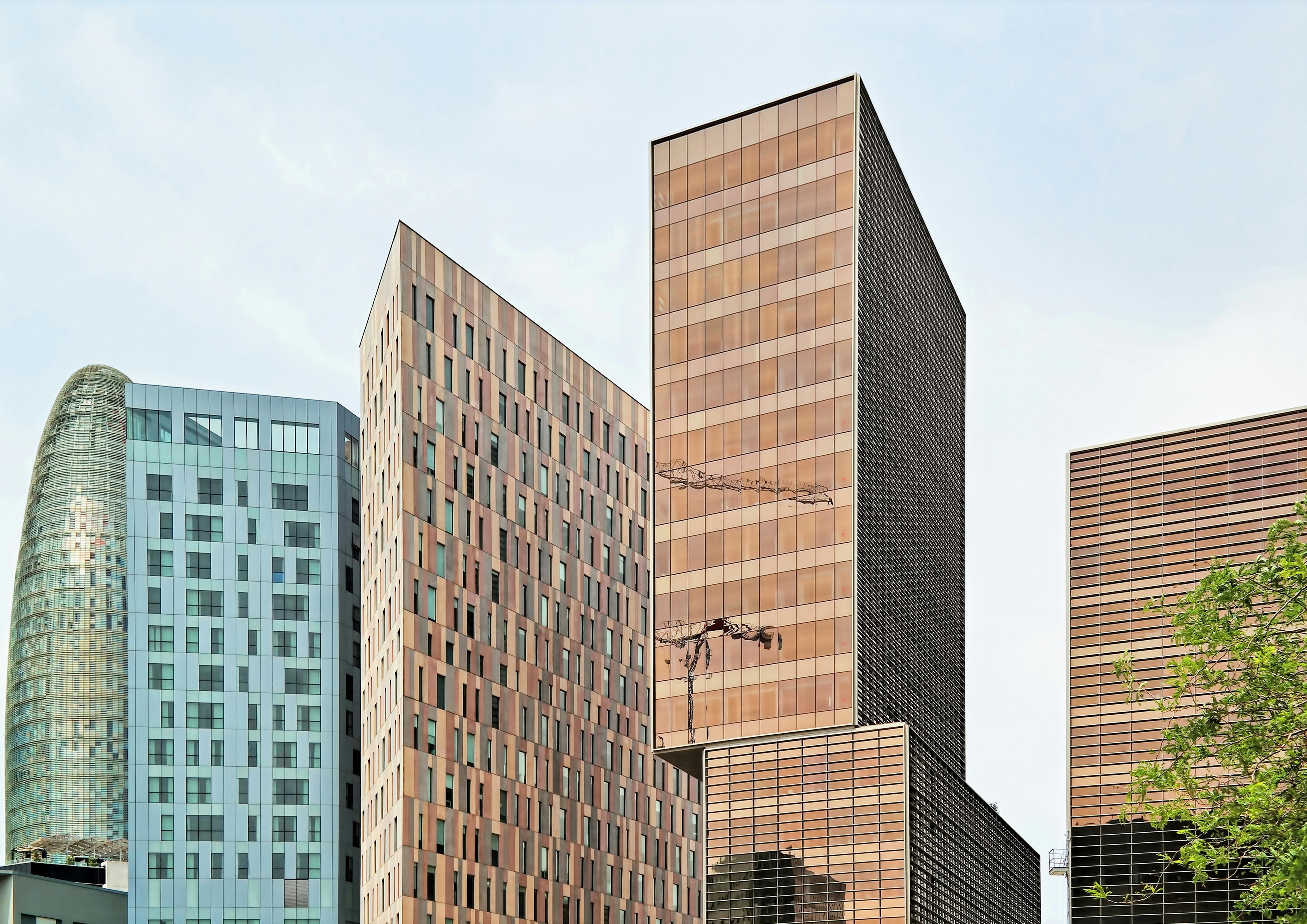 探索巴塞罗那的现代摩天大楼，领略当代建筑与设计