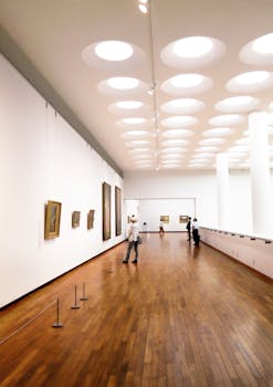 探索采用现代建筑元素和木地板的明亮通风艺术画廊