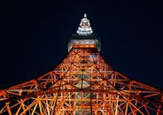 东京塔的夜景照明在黑暗的天空下，展示了建筑之美