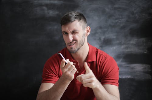 Homem De Camisa Polo Vermelha