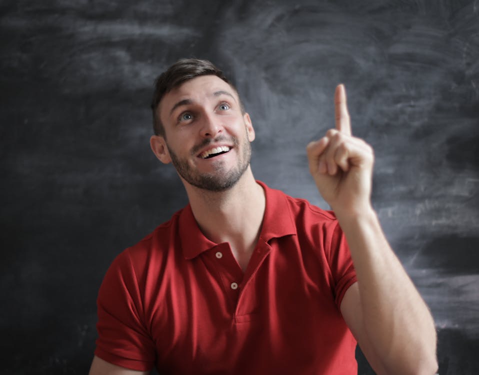 Gratis Hombre De Polo Rojo Pensó Que Era Una Buena Idea Foto de stock