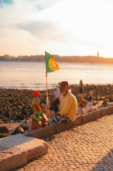 日落时分，老人坐在海边，享受着雕塑和旗帜带来的宁静时刻