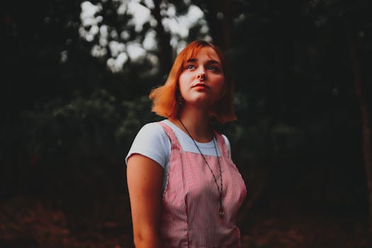 一位红发白人妇女在户外仰望着天空