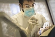 牙医在牙科手术室内与病人进行保护齿轮