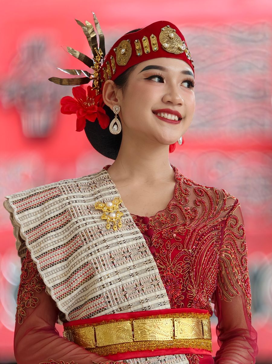 Detail aksesori pada busana adat Indonesia