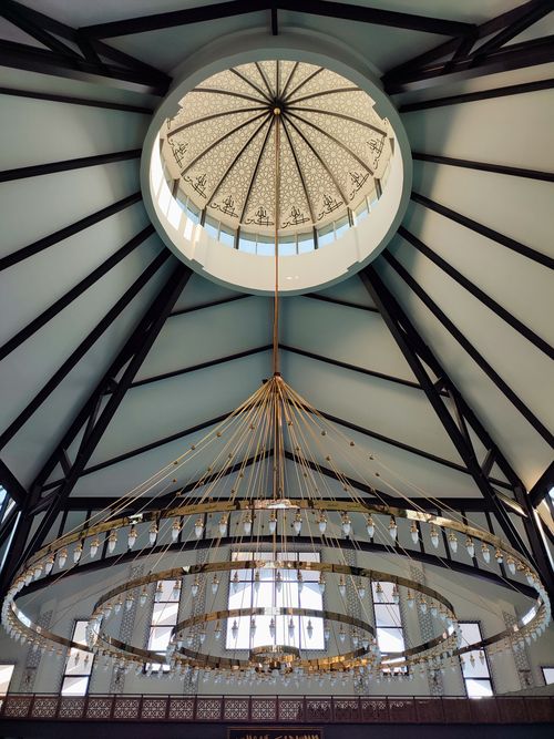 Free Intricate mosque ceiling with chandelier in Samsun, Türkiye. Stock Photo