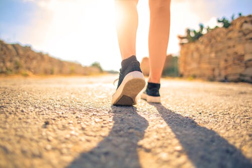 Vrouw Lopen Op Weg Onder De Zon