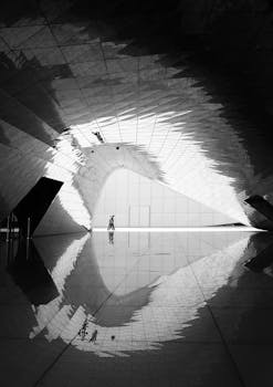 仁川的现代建筑室内，呈现出几何图案与倒影