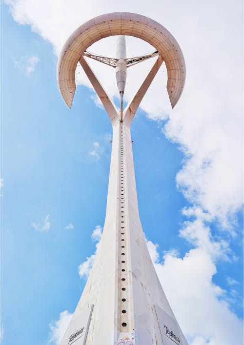 Edificio Moderno Blanco Y Marrón