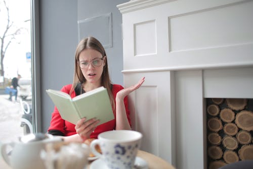 Foto Di Una Donna Che Legge Un Libro