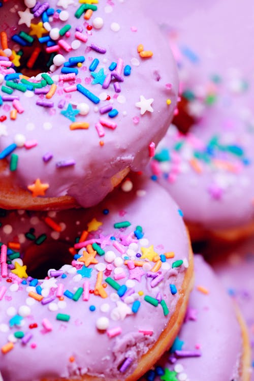 Pembe Sır Ve Sprinkles Ile Donutların Yakın çekim Fotoğrafı