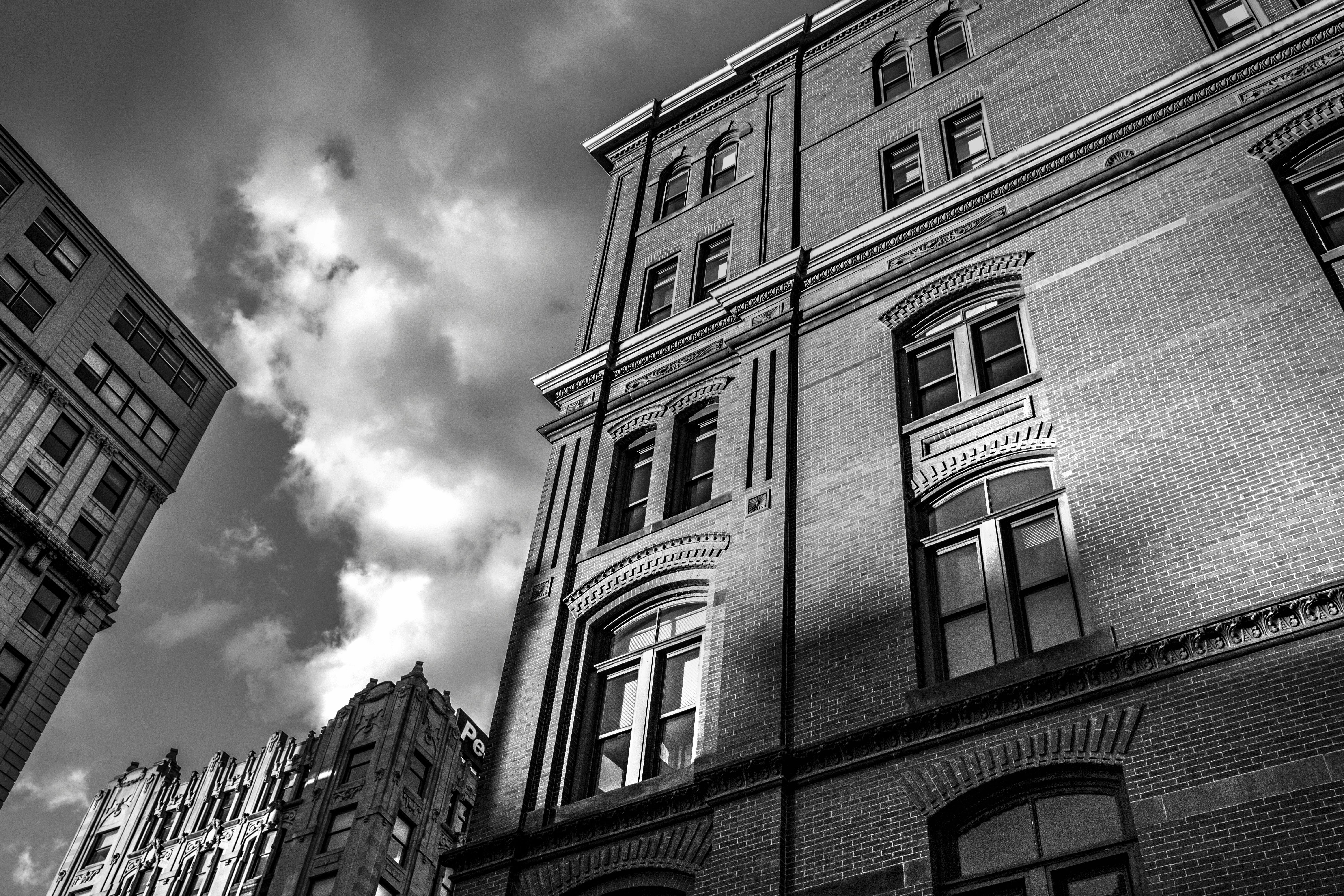 black-and-white-city-building-house.jpg?auto=compressu0026cs=tinysrgbu0026h=650u0026w=940