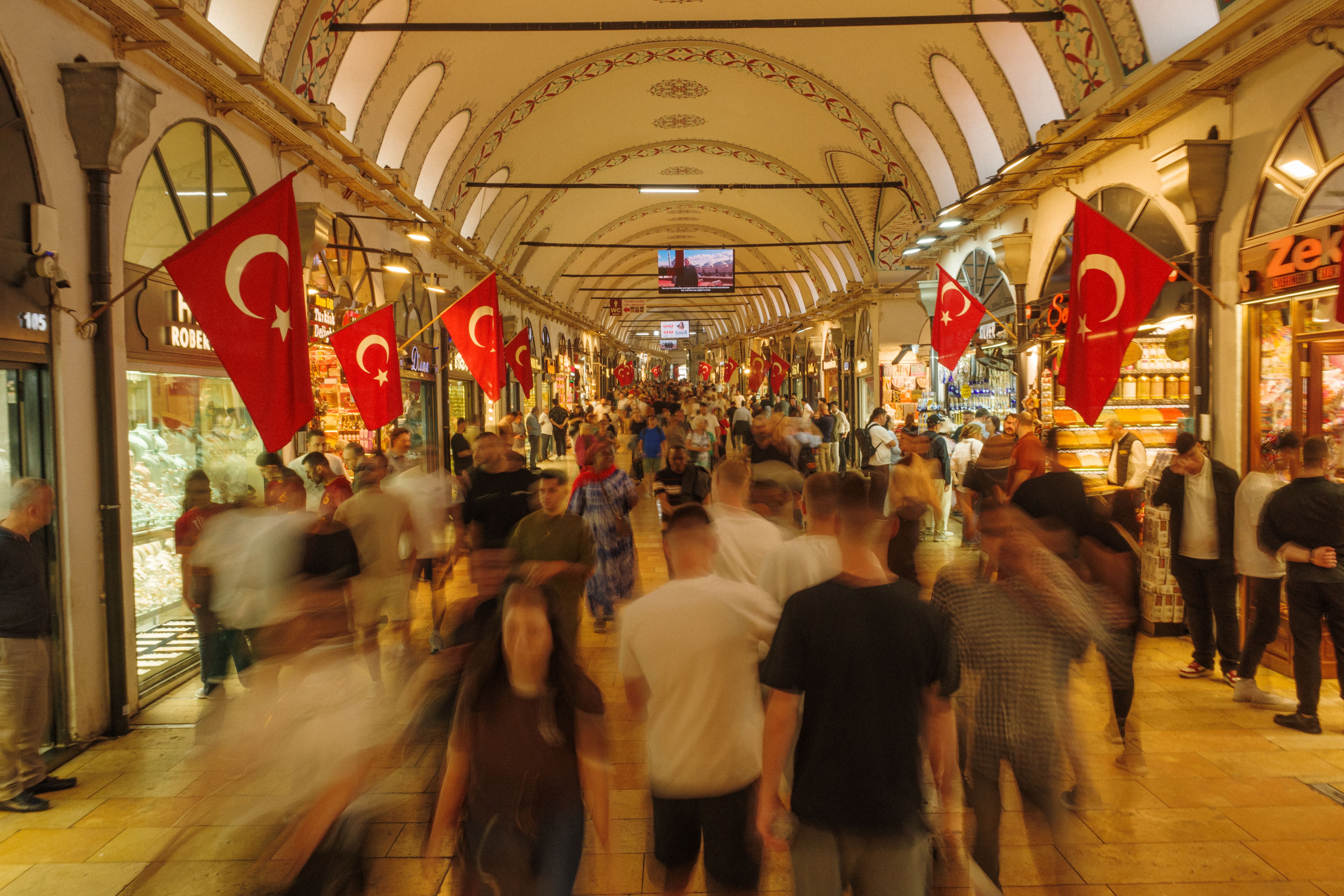 イスタンブールのグランドバザールは、買い物客とトルコ国旗で賑わい、活気に満ちている。