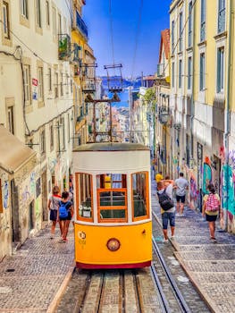 色彩缤纷的电车行驶在里斯本历史悠久的街道上，捕捉着城市的活力与陡峭的梯度