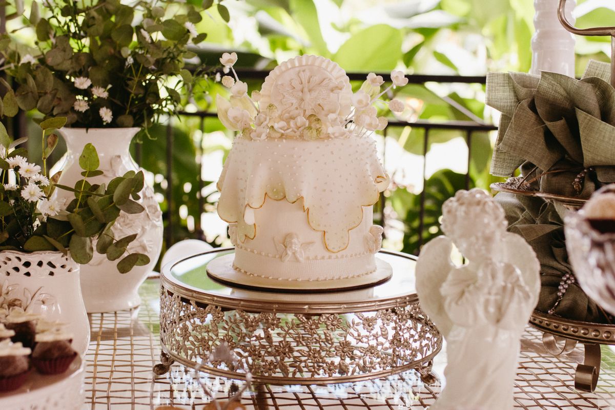 Table douce et fleurie pour une célébration de baptême familial