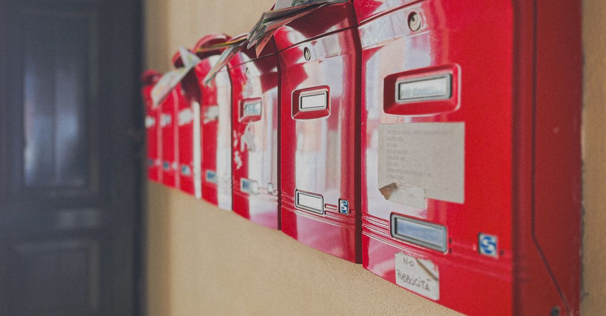 Overflowing mailbox representing the volume of guest post pitches editors receive daily