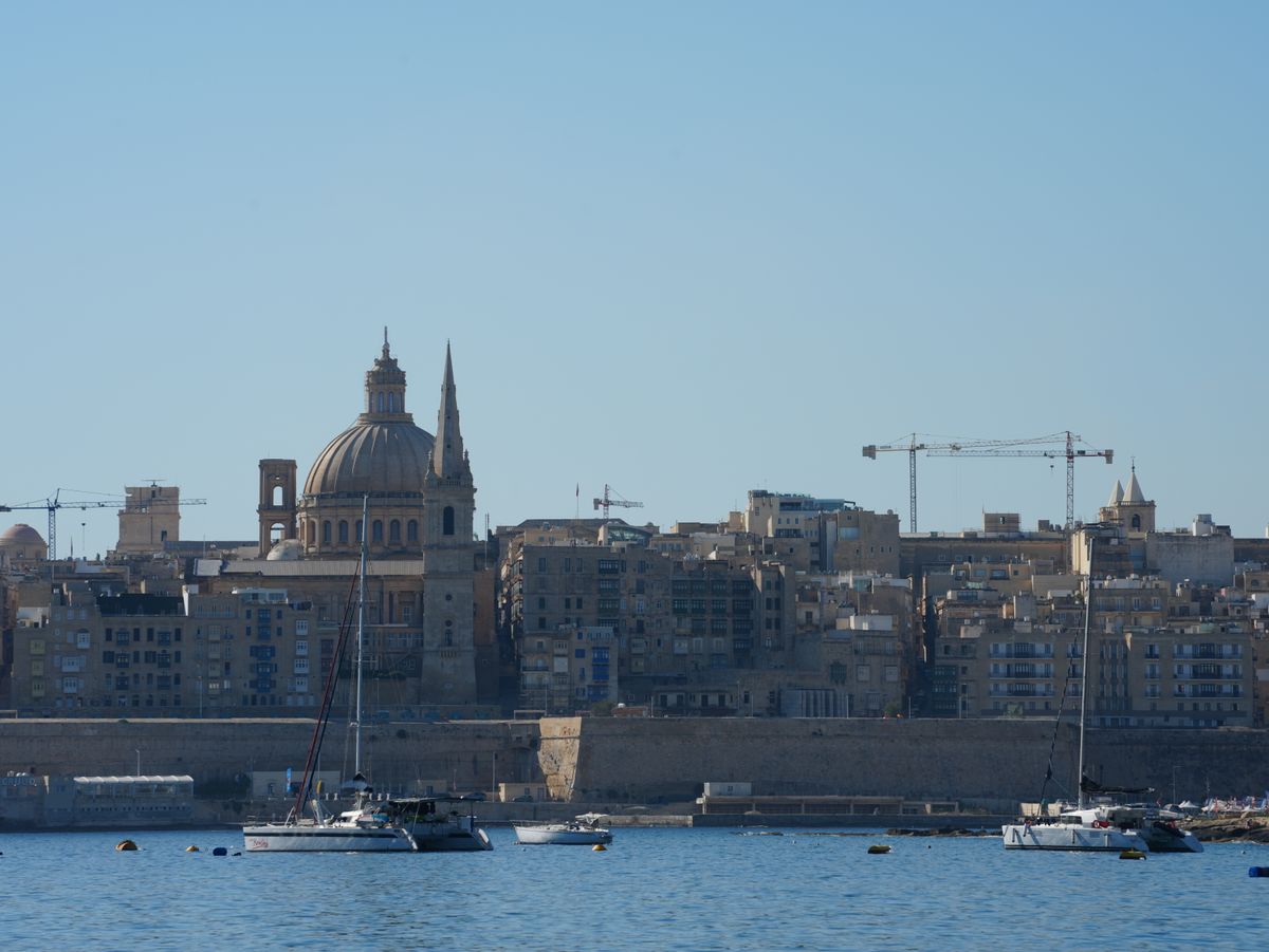 Unde te cazezi în Malta - skyline-ul Valletta cu bărci sub cerul senin