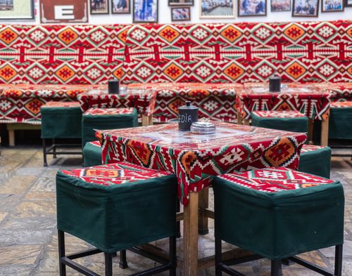 Free Cozy café in Izmir with traditional Turkish kilim decor and vibrant colors creating an inviting atmosphere. Stock Photo